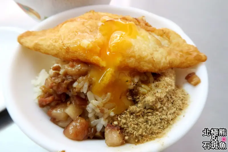 <小吃>前金肉燥飯-享受蛋黃潺潺流出的滑順口感