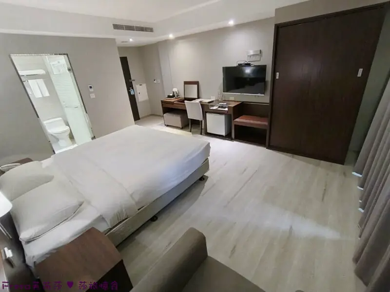 高雄市三民區高雄飯店【河堤漫旅（自立館）】溫暖敞亮的住宿環境.全新時尚的餐廳氛圍.投幣洗烘衣機│後驛商圈│三塊厝火車