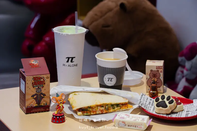 新竹東區早午餐_PI ALONE複合式咖啡餐廳，公仔控天堂！銅板價爆料披薩餡餅，升級套餐加購正版盲盒公仔_菜單