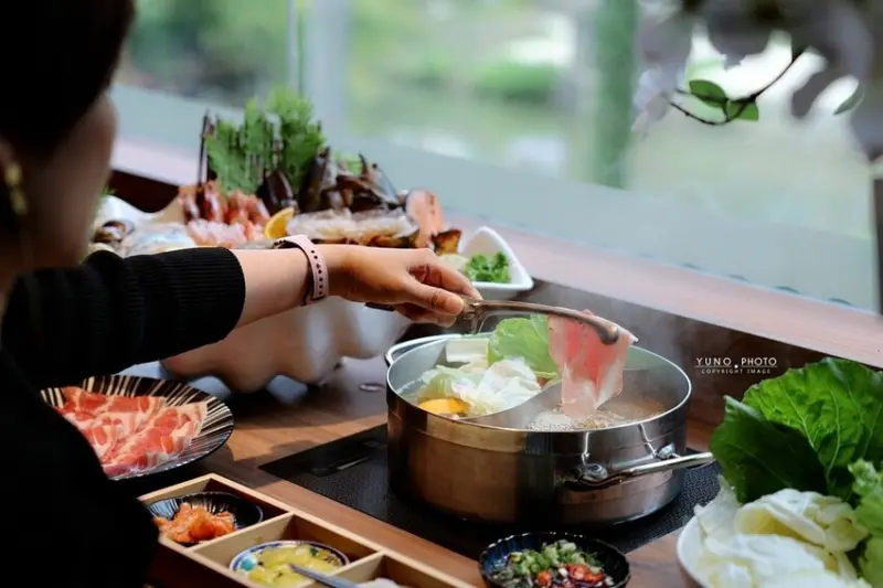 火鍋控必訪！護城河畔賞景吃生猛海鮮龍蝦鍋物 聚餐約會首選｜餖煣海鮮鍋物(新竹東區美食推薦)