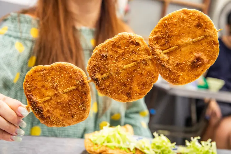 高雄市鼓山區漁塘黑鯩｜超大支現烤黑輪只要銅板價！在地經營超過五十年歷史烤黑輪片