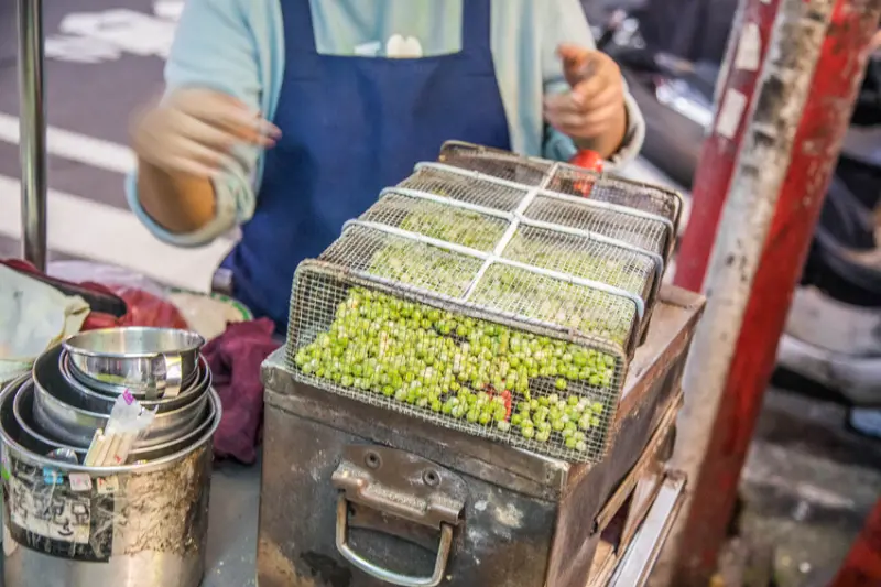 基隆市仁愛區基隆炭烤豌豆｜台灣僅存古早味烤豌豆，僅此一家別無分號！四十年老字號炭烤豌豆攤