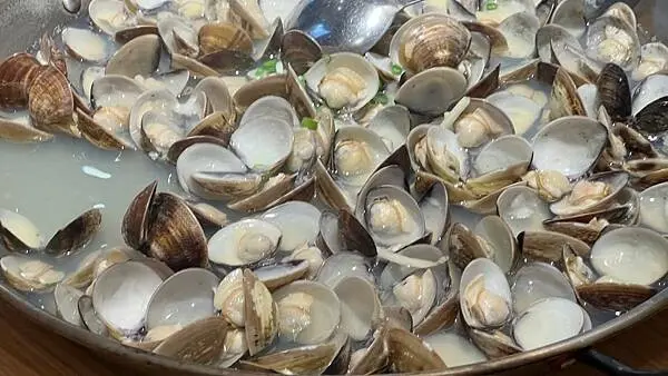 台北平價海鮮餐酒館【貝蛤蛤海鮮餐酒館】霸氣浮誇痛風海鮮餐 /超大盤蛤蜊燒只要160元/招牌必點澎湖花枝油條/不能預約只能現場排/台北內湖CP值高餐廳