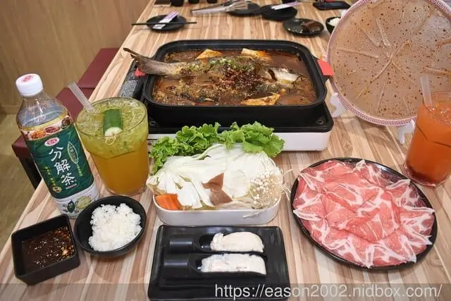 台茂購物中心必吃美食 | 爆川辣妹子烤魚-南崁店（桃園最新川味麻辣烤魚火鍋）鮮嫩烤魚+肉盤一次滿足 獨家特選比臉大烤魚 正宗四川菜炒料獨家配方，還有隱藏版手工爆打 黃瓜果汁 期間限定搖骰子免費吃烤魚
