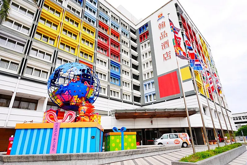『花蓮。住宿』 CHATEAU de CHINE 花蓮翰品酒店｜2017亞洲區最佳親子舨店第一名/五星級親子城市度假酒店/以幾米《擁抱》藝術裝置與故事融入在飯店的各個角落的花蓮童話王國/繽紛彩色的幾米