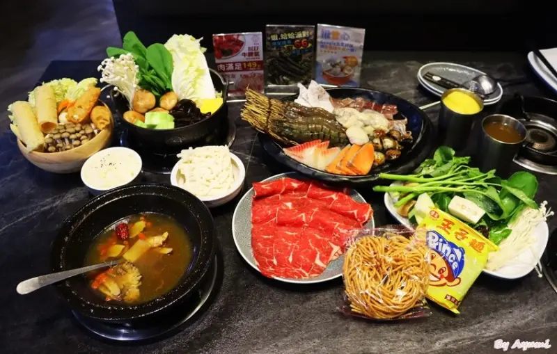 [台中鍋物推薦]一畝石鍋豐原店/豐富的蔬食、飲料冰品自助吧/燒酒極上海陸雙拼鍋/一畝蔬食鮮菇鍋/週一到週四商業午餐超平價一人238起