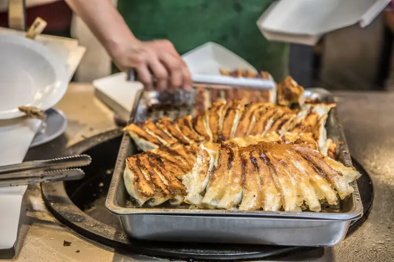 桃園市桃園區阿財鍋貼｜稱霸夜市老字號脆皮鍋貼，皮酥肉香好吃脆皮鍋貼