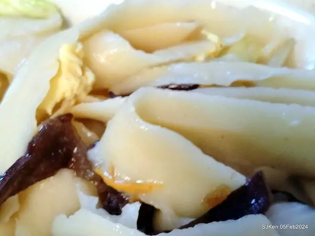 (新竹東門圓環附近美食)「川六刀削牛肉麵」--- 爽口美味的「刀削木須炒麵」與豐富多樣的小菜盤。