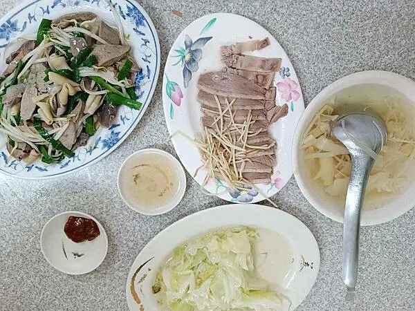 高雄市新興區小家庭吃鵝肉不用再尋尋覓覓啦！市區吃鵝肉的好選擇～【新營鵝肉吃懷念】好吃又夠味，難怪吃完超懷念※高雄