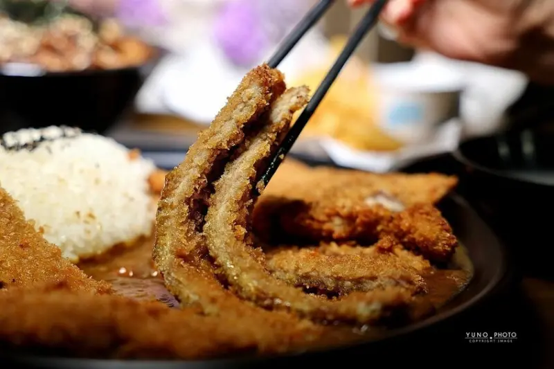 台中市龍井區咖哩豬肉飯只要90元 內用還能免費加飯、飲料、雞湯喝到飽！比臉大的豬排飯更是狂｜十勝嵐東海店 