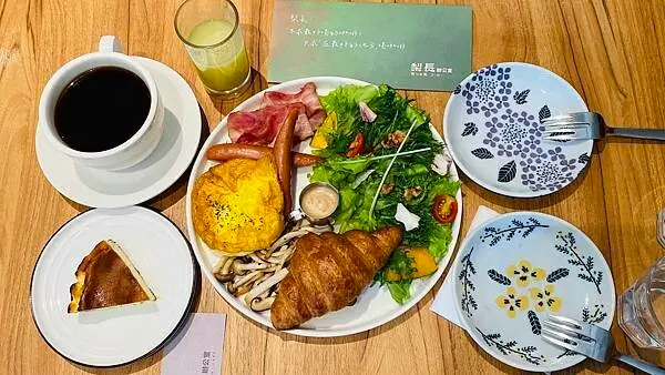 台中必訪早餐CP值超高！「黎長辦公室」55元手作乳酪蛋糕、現打果汁必點。