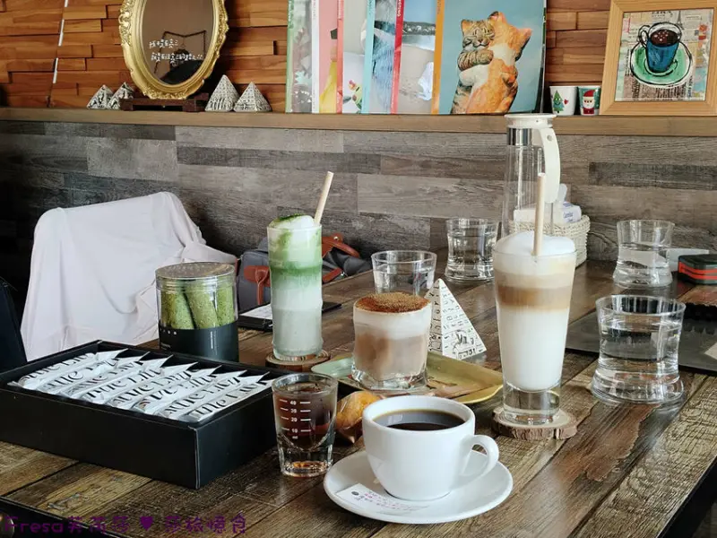 高雄市三民區高雄咖啡【亮三咖啡Light 3 Cafe】巷弄咖啡館超低調.寵物友善咖啡廳.抹茶牛奶手作蛋捲超人氣│科工館火車站│