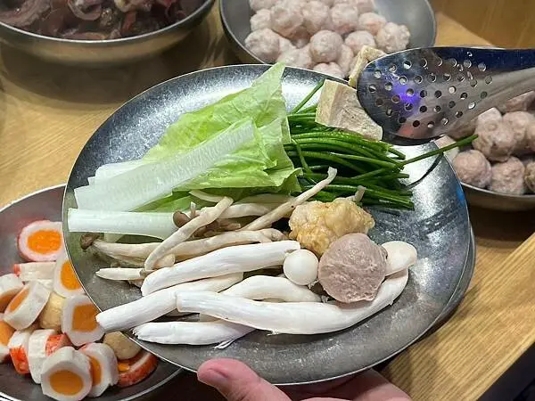 （高雄麻辣鍋）開麻開辣～599元起吃到飽！麻辣鍋三記魚餃、乾