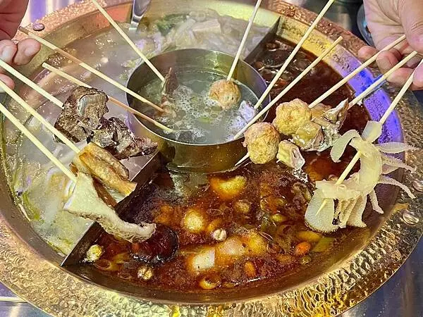 （高雄麻辣鍋）開麻開辣～599元起吃到飽！麻辣鍋三記魚餃、乾