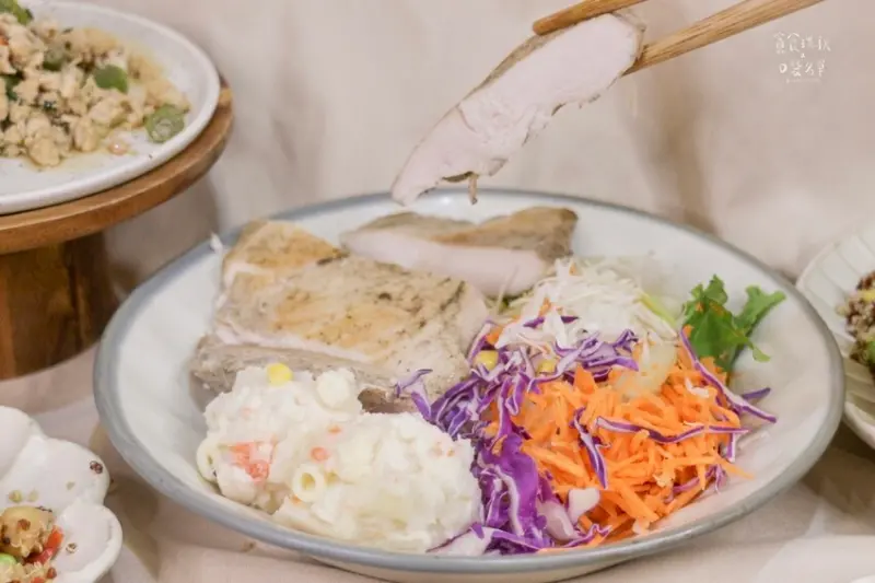 宅配美食｜開封即食雞胸肉，搭配藜麥料理，輕鬆享有豐富減脂餐｜
