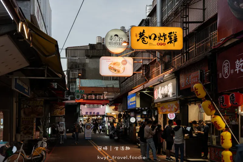 逢甲夜市美食_巷口炸雞逢甲店，69元比臉大超厚雞排！20天開