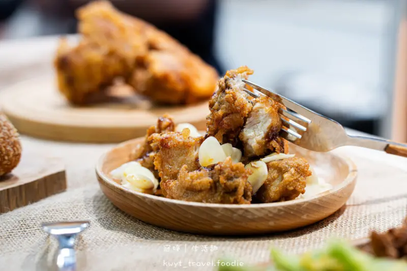 逢甲夜市美食_巷口炸雞逢甲店，69元比臉大超厚雞排！20天開