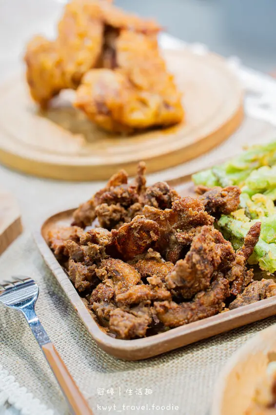 逢甲夜市美食_巷口炸雞逢甲店，69元比臉大超厚雞排！20天開