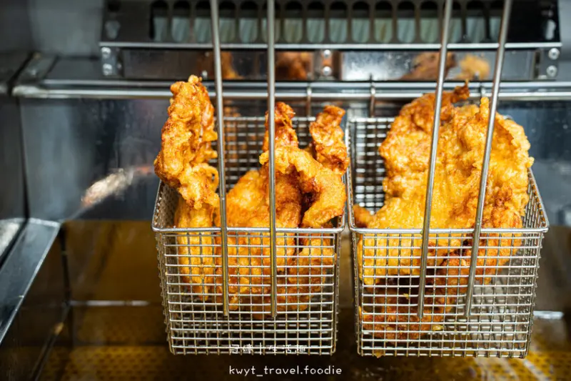 逢甲夜市美食_巷口炸雞逢甲店，69元比臉大超厚雞排！20天開