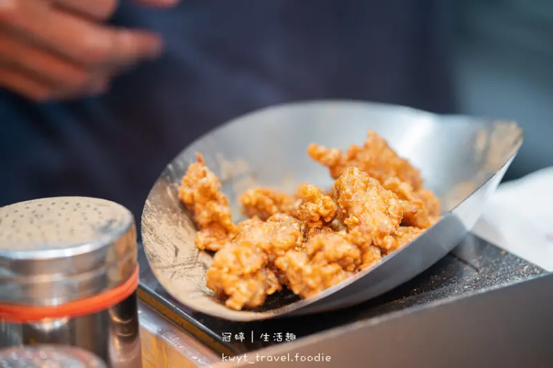 逢甲夜市美食_巷口炸雞逢甲店，69元比臉大超厚雞排！20天開
