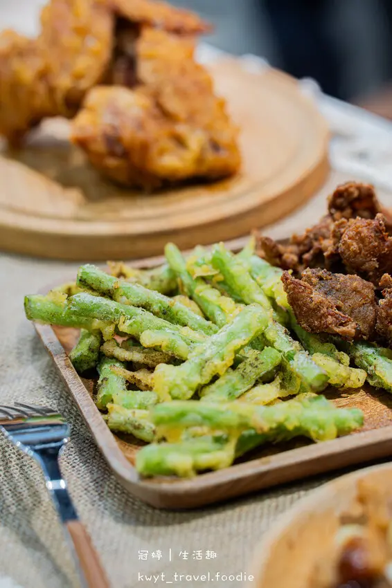 逢甲夜市美食_巷口炸雞逢甲店，69元比臉大超厚雞排！20天開