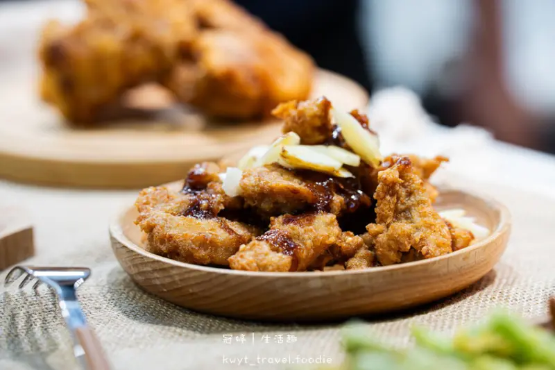 逢甲夜市美食_巷口炸雞逢甲店，69元比臉大超厚雞排！20天開