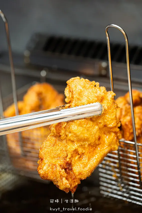 逢甲夜市美食_巷口炸雞逢甲店，69元比臉大超厚雞排！20天開