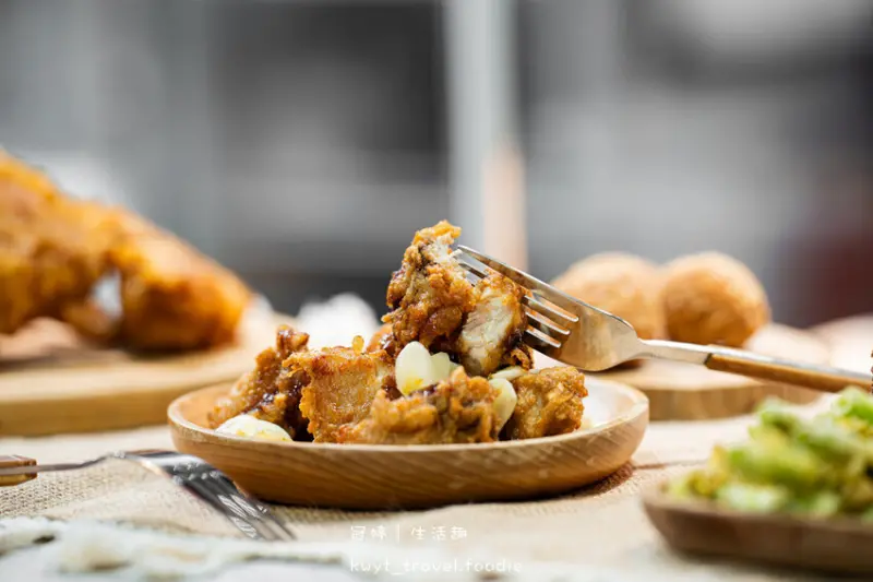 逢甲夜市美食_巷口炸雞逢甲店，69元比臉大超厚雞排！20天開