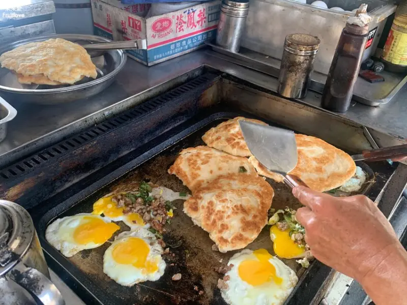 香蛋餅⟩台中太平美食點心，香蛋餅醬料獨特，餅皮酥脆，內餡飽滿，讓人一口接一口的在地排隊銅板美食 @果果愛Fruitlove