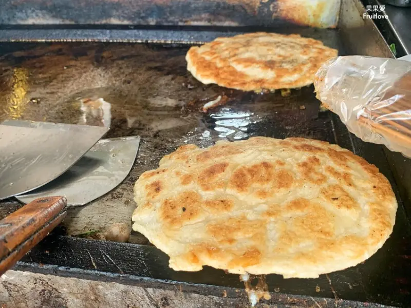香蛋餅⟩台中太平美食點心，香蛋餅醬料獨特，餅皮酥脆，內餡飽滿，讓人一口接一口的在地排隊銅板美食 @果果愛Fruitlove