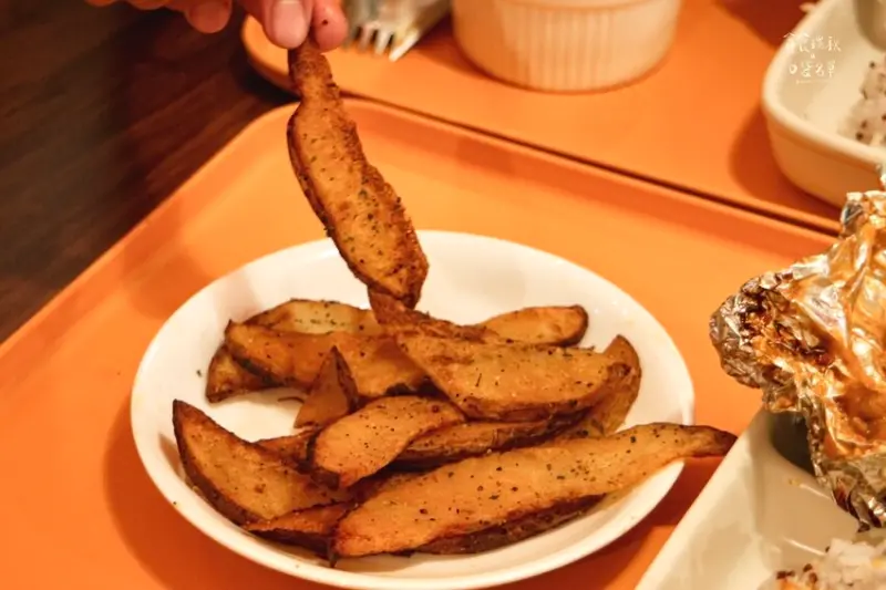 台中西區｜新開幕！全台第一家紙包雞專門店！軟嫩口感～香氣襲人