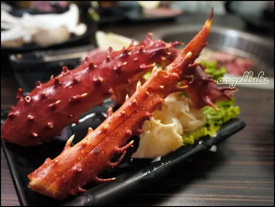 燒肉店竟然吃的到帝王蟹??沒錯~虎炭火燒肉就有喔!