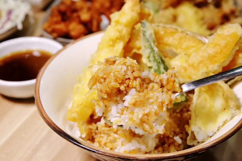淡水平價丼飯、日式炸天婦羅推薦！隱藏版超人氣浮誇丼飯！19種