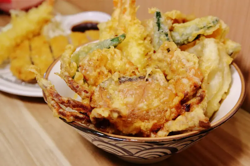 淡水平價丼飯、日式炸天婦羅推薦！隱藏版超人氣浮誇丼飯！19種