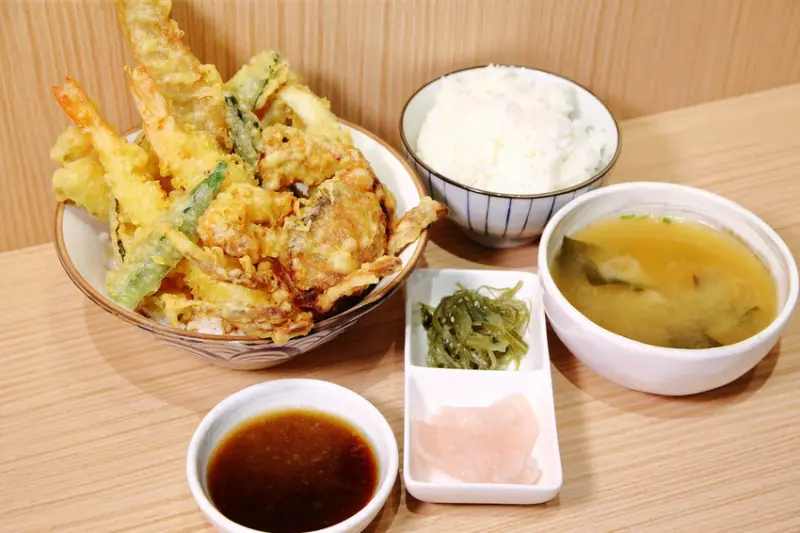 淡水平價丼飯、日式炸天婦羅推薦！隱藏版超人氣浮誇丼飯！19種
