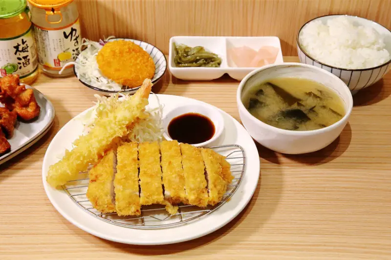 淡水平價丼飯、日式炸天婦羅推薦！隱藏版超人氣浮誇丼飯！19種
