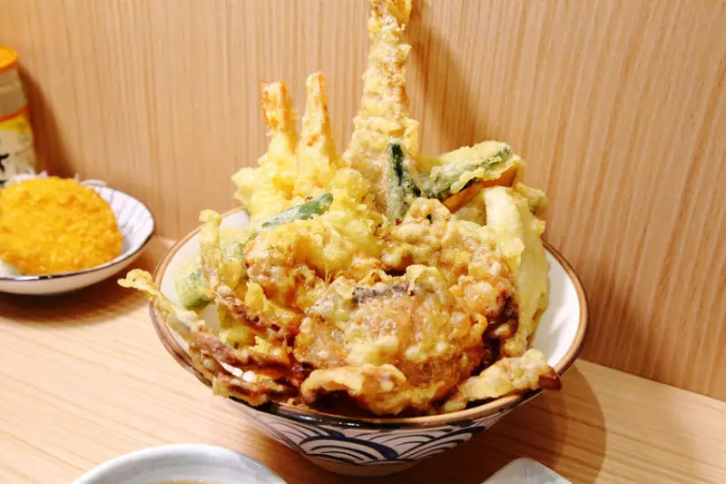 淡水平價丼飯、日式炸天婦羅推薦！隱藏版超人氣浮誇丼飯！19種