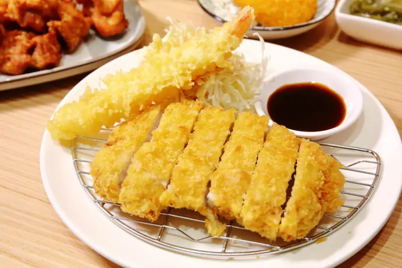 淡水平價丼飯、日式炸天婦羅推薦！隱藏版超人氣浮誇丼飯！19種