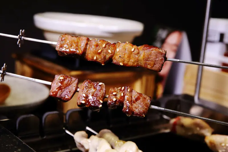 【新開店】串燒自動燒烤搶先吃！一起烤串-想吃什麼串燒放上去就