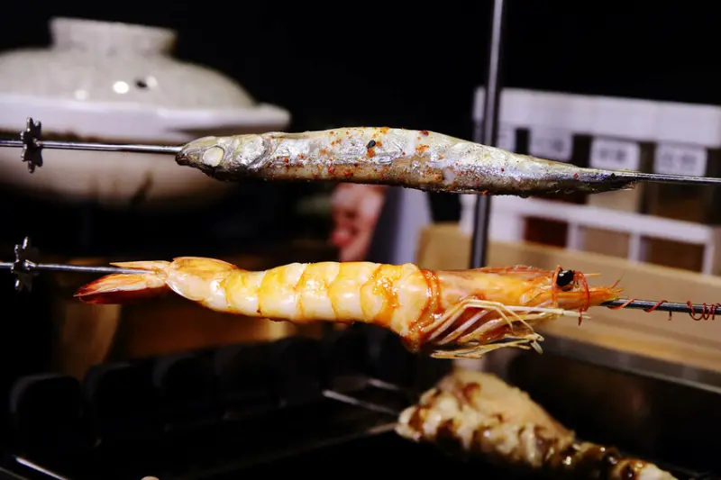【新開店】串燒自動燒烤搶先吃！一起烤串-想吃什麼串燒放上去就