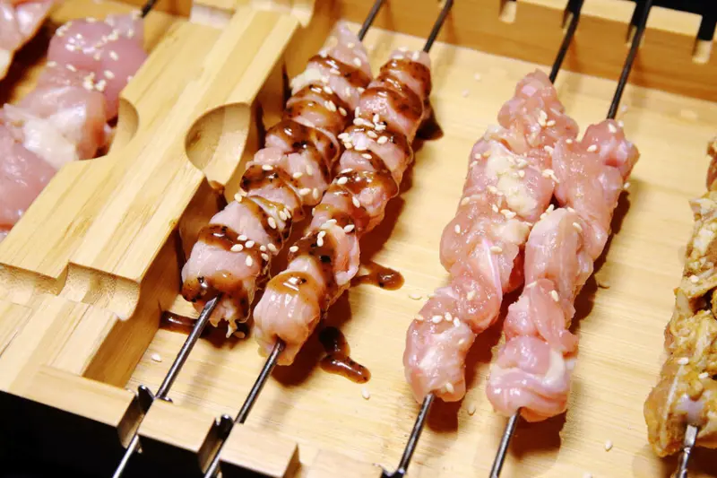 【新開店】串燒自動燒烤搶先吃！一起烤串-想吃什麼串燒放上去就