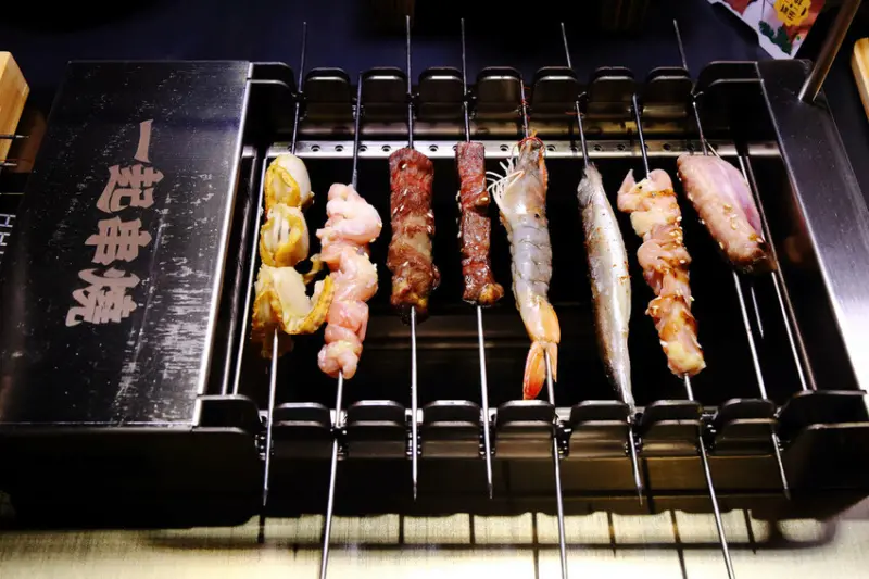 【新開店】串燒自動燒烤搶先吃！一起烤串-想吃什麼串燒放上去就