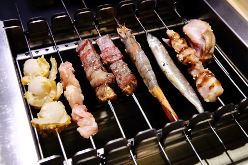 【新開店】串燒自動燒烤搶先吃！一起烤串-想吃什麼串燒放上去就