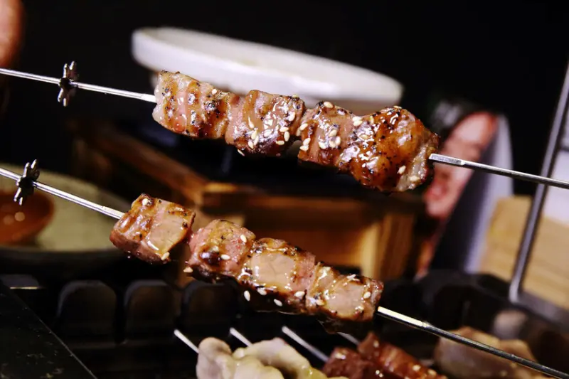 【新開店】串燒自動燒烤搶先吃！一起烤串-想吃什麼串燒放上去就
