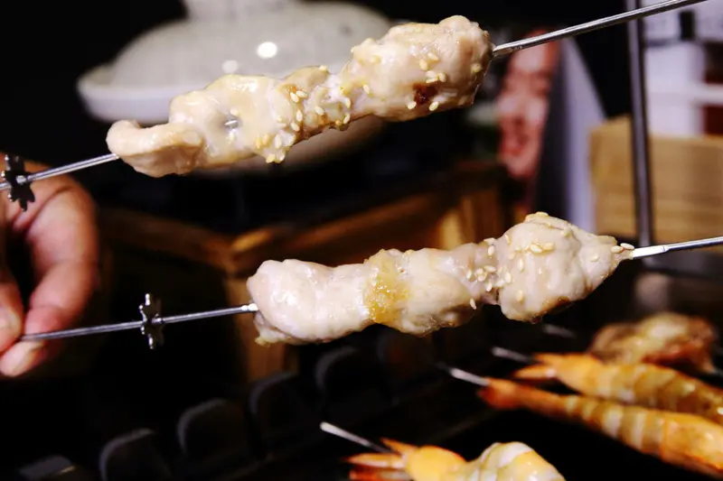【新開店】串燒自動燒烤搶先吃！一起烤串-想吃什麼串燒放上去就