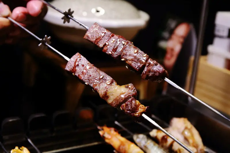 【新開店】串燒自動燒烤搶先吃！一起烤串-想吃什麼串燒放上去就