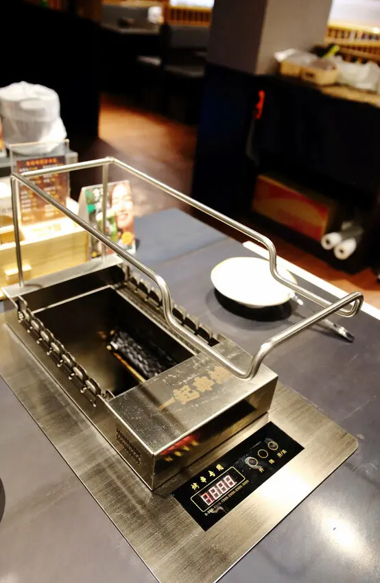【新開店】串燒自動燒烤搶先吃！一起烤串-想吃什麼串燒放上去就