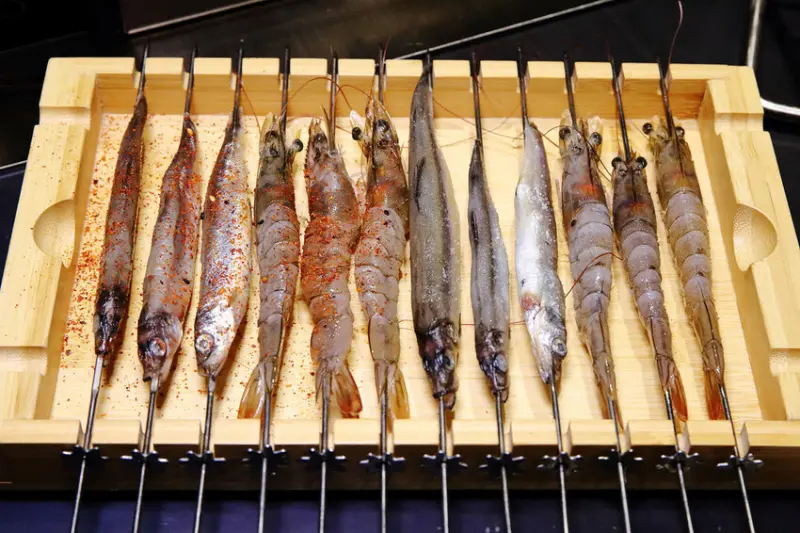 【新開店】串燒自動燒烤搶先吃！一起烤串-想吃什麼串燒放上去就