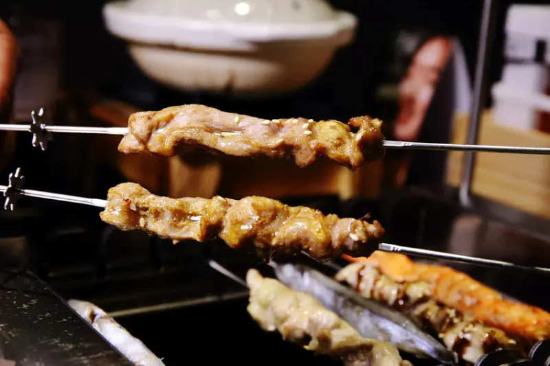 【新開店】串燒自動燒烤搶先吃！一起烤串-想吃什麼串燒放上去就