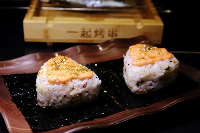 【新開店】串燒自動燒烤搶先吃！一起烤串-想吃什麼串燒放上去就